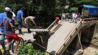 El puente sobre la quebrada El Cacahuatal se cayó tras las copiosas lluvias que han azotado el occidente del país.