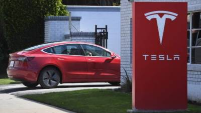 A Tesla car arrives at a service center after the company indicated it would be closing showrooms and in the future selling its cars online in Los Angeles, California on March 4, 2019. - Tesla is planning to unveil a new electric 'crossover' vehicle March 14 which is slightly bigger and more expensive than its most affordable model, according to chief executive Elon Musk. The news comes shortly after Tesla unveiled its lowest-priced Model 3, an electric car designed for the masses, at a base price of $35,000, with deliveries promised within one month. (Photo by Mark RALSTON / AFP)