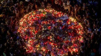 Cientos de personas se reunieron en Las Ramblas para recordar a las vícimas en una vigilia.