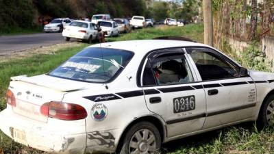 El taxi cayó en una hondonada luego de que su motorista perdiera el control.