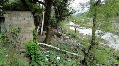 Pese a tener un sistema de alcantarillado, los vecinos siguen tirando las aguas negras al río Pelo.