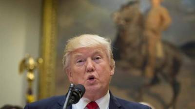 El presidente estadounidense, Donald Trump, habla luego de firmar la Orden Ejecutiva de Federalismo Educativo, ayer en la sala Roosevelt de la Casa Blanca, en Washington (Estados Unidos). EFE