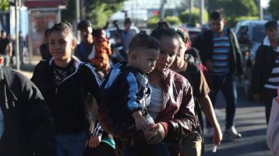 ES3001. SAN SALVADOR (EL SALVADOR) 16/01/2019.- Salvadoreños que se disponen a inmigrar caminan hoy en San Salvador (El Salvador). Un grupo de al menos 100 salvadoreños, entre ellos menores de edad y mujeres, partió con rumbo a Estados Unidos en caravana, con lo que se suman a los más de 3.000 migrantes que comenzaron desde finales de octubre del año pasado un viaje a la nación dirigida por Donald Trump. EFE/Rodrigo Sura