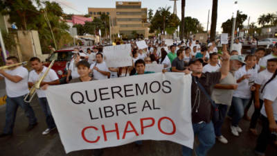 Autoridades mexicanas investigan la identidad de los organizadores de una marcha en la que centenares de personas reclamaron la libertad del recién capturado narcotraficante Joaquín 'El Chapo' Guzmán. AFP