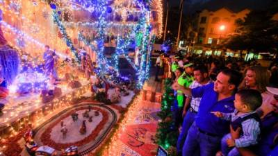 El alcalde Armando Calidonio presidió la inauguración de las festividades navideñas con la iluminación del nacimiento, que es admirado por grandes y chicos. Fotos: Wendell Escoto