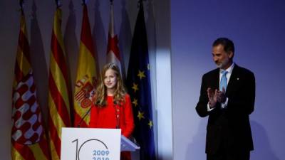 La princesa Leonor en presencia del rey Felipe, interviene en el acto de entrega de los Premios Princesa de Girona, este lunes en Barcelona. EFE/ Quique García.