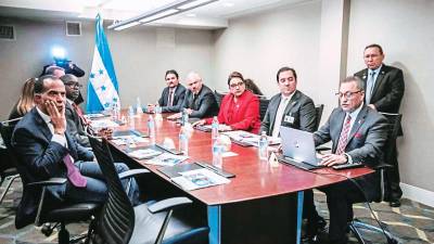 <b><span class=mln_uppercase_mln>reunión.</span></b> Xiomara Castro y su equipo con técnicos de la Cuenta del Desafío del Milenio en Estados Unidos.