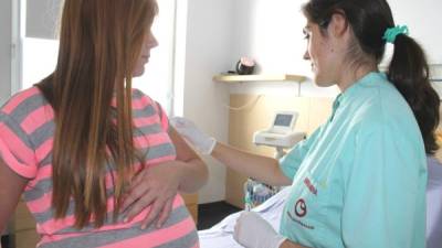 Durante el tercer trimestre del embarazo, se debe aplicar una vacuna de refuerzo contra la tos ferina.