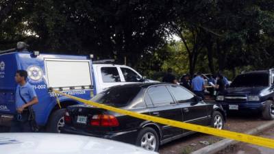 Los cuerpos fueron encontrados en una calle de tierra.