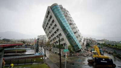 Rescatistas continúan buscando supervivientes en el edificio Yun Tsui, derribado por el sismo. //AFP.