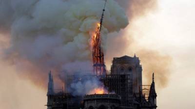 Un violento incendio golpeó la emblemática catedral de Notre Dame de París. Foto: AFP