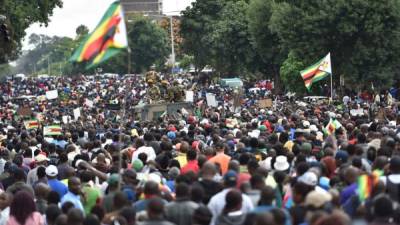 En Harare, la capital de Zimbabue, los manifestantes gritaron consignas contra el gobernante.