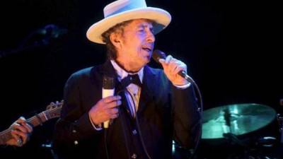 El cantautor Bob Dylan al principio se mostró renuente ante los llamados de la Academia.