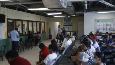 Hondureños esperan su turno para filiarse en el Instituto Hondureño de Seguridad Social (IHSS) en San Pedro Sula.