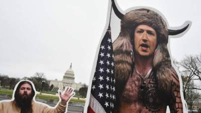 Manifestantes protestaron con un cartón de Mark Zuckerberg vestido como uno de los asaltantes del Capitolio./AFP.