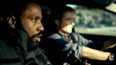 John David Washington y Robert Pattinson en una escena de 'Tenet'.