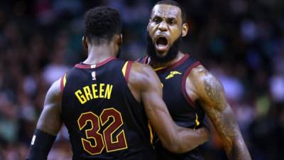 LeBron James celebra con Jeff Green la victoria de los Cavaliers. Foto AFP