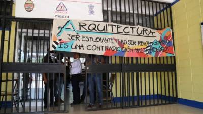 El segundo período académico no comenzó como estaba previsto para la carrera de Arquitectura, pues los estudiantes mostraron su apoyo a sus compañeros en huelga.