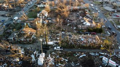Residentes y autoridades han comenzado con las tareas de limpieza y reconstrucción tras la devastación causada por una serie de tornados en el sur de EEUU.