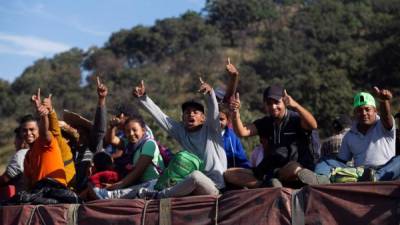 El grueso de la caravana partió este domingo de Guadalajara, Jalisco, rumbo a Tijuana, donde planean cruzar la frontera hacia California para pedir asilo./EFE.
