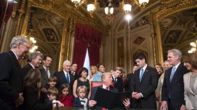 El magnate republicano firmó sus primeros decretos presidenciales. AFP.