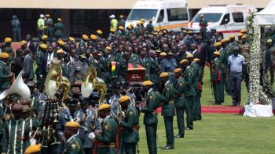 El féretro con los restos mortales de Mugabe llegó al estadio flanqueado por militares de alto rango.