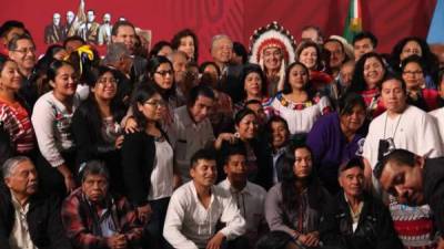 El presidente de México, Andrés Manuel López Obrador (c), posa para una fotografía con indígenas este jueves durante una rueda de prensa matutina en el Palacio Nacional de Ciudad de México (México). EFE/Mario Guzmán