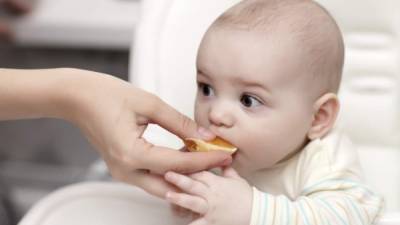 La introducción de alimentos en el bebé comienza a los seis meses.