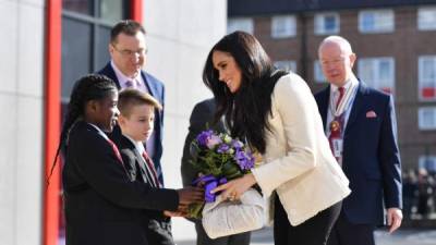 La duquesa de Sussex, que está de regreso en el Reino Unido para una ronda final de compromisos reales antes de su retiro, visitó la escuela Robert Clack en la ciudad de Dagenham, en el este de Londres, el viernes para una asamblea especial del Día Internacional de la Mujer.