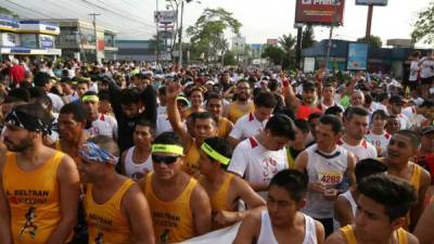 Los corredores de las diferentes categorías listos para el inicio de la competencia.