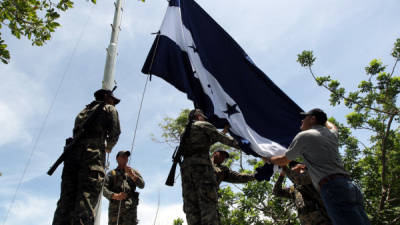 Izar la bandera en el mes de la Patria en la pequeña isla, molestó a salvadoreños.