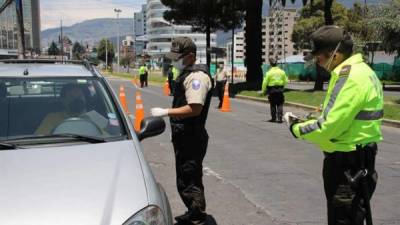 Vista este lunes de los controles que se realizan en una de las principales avenidas de Quito (Ecuador). EFE/Elías L. Benarroch