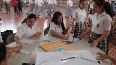 En las mesas electorales se les instruye a los estudiantes cómo votar.