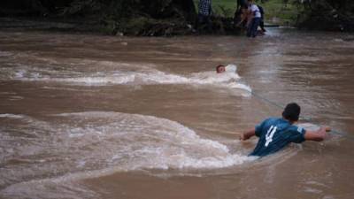 Decenas de hondureños ingresaron a El Salvador este jueves por un punto fronterizo ilegal cruzando las embravecidas aguas del rio Goascorán, en un desesperado intento por alcanzar la caravana de sus compatriotas que avanza en Guatemala rumbo a Estados Unidos.