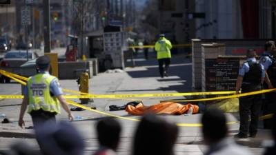 Una lona se extiende sobre la parte superior de un cuerpo en Yonge St. en Finch Ave.