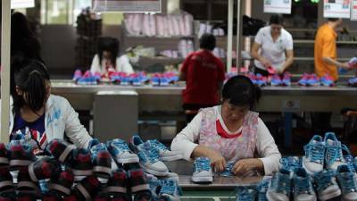 Dos empleadas de nacionalidad china trabajan en una empresa dedicada a la exportación de calzado.