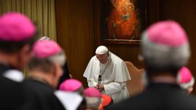 El Papa Francisco ora durante la apertura de una cumbre mundial de protección de la infancia. AFP