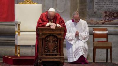 Jorge Bergoglio asistió a la ceremonia vestido con paramentos rojos, sentado en un trono frente a la escultura de San Pedro y en silencio, sin pronunciar ninguna homilía, pues fue el predicador papal quien la ofreció.