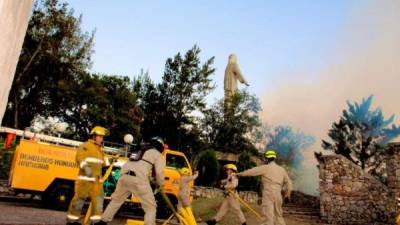 Incendio en las cercanías del Cristo de El Picacho.