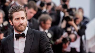 34 años tiene el hermano de la actriz Maggie Gyllenhaal. En 2006 estuvo nominado al Óscar por su papel de gay en la cinta ‘Brokeback Mountain’.