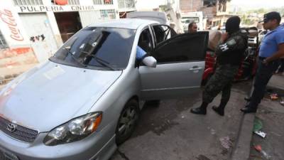 Delincuentes dejaron abandonado el carro.