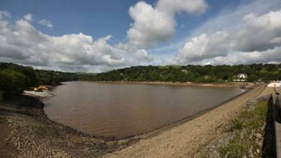 Imagen del embalse de Toddbrook sobre la ciudad de Whaley Bridge. Foto: AFP/Referencial