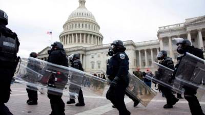 Policías custodian el Capitolio después del asalto a la institución por parte de personas pro-Trump.