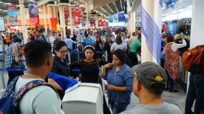 Pasajeros en servicio al cliente de la aerolínea United, que viaja a Houston.