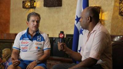 El técnico de la Selección de Honduras, Jorge Luis Pinto, en entrevista con el editor de Golazo de LA PRENSA, José Luis Barralaga.