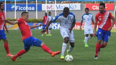 Honduras' defender Brayan Beckeles (C) Costa Rica's defender David Guzman and Costa Rica's midfielder Randall Azofeifa vie for the ball during their 2018 FIFA World Cup qualifier football match in San Pedro Sula, Honduras on March 28, 2017. / AFP PHOTO / ORLANDO SIERRA