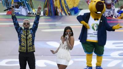 Pedro Capo (i) y Anitta durante el show de cierre de la Copa América 2019. Foto MAURO PIMENTEL / AFP.