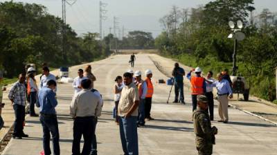 El alcalde Armando Calidonio junto a otras autoridades supervisaron el avance de la construcción.