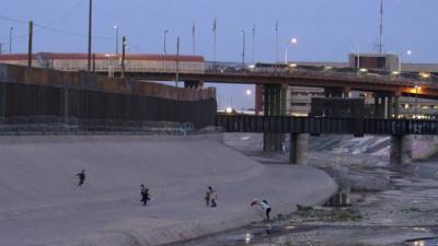 Miles de migrantes ingresan a diario a El Paso, Texas, tras cruzar el río Bravo./AFP.