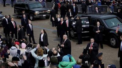 El presidente de Estados Unidos, Donald Trump, se baja de la limusina para caminar por la avenida Pensilvania, durante el desfile inaugural de su investidura. EFE.